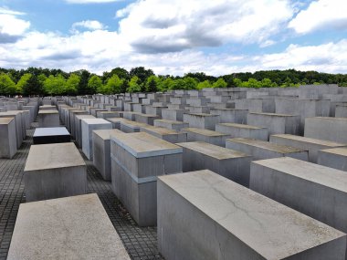 Berlin, Almanya - 4 Temmuz 2022 Berlin 'de öldürülen Avrupa Yahudileri için anıtın büyük beton blokları.