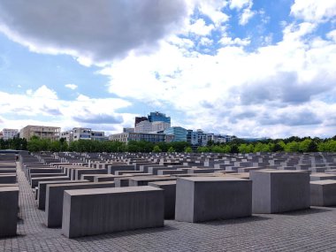 Berlin, Almanya - 4 Temmuz 2022: Berlin 'de öldürülen Avrupa Yahudilerinin anısına yapılan anıtın beton blokları.