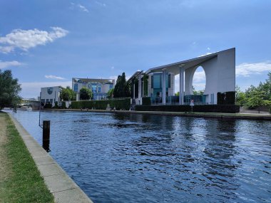 Berlin, Almanya - 4 Temmuz 2022: Almanya Federal Cumhuriyeti Şansölyesi 'nin inşaatı nehrin diğer tarafından görüldü.