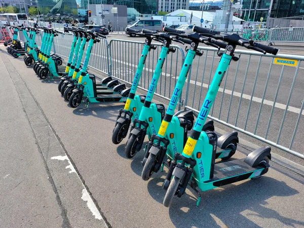 Berlim Alemanha Julho 2022 Scooters Elétricos Compartilhados Estacionados Calçada Lado — Fotografia de Stock