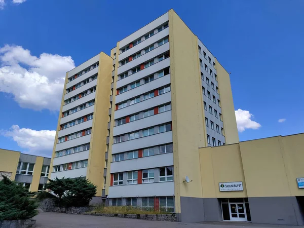 Česká Lípa Srpna 2022 Stará Administrativní Budova Panelů Rekonstruovanou Žlutou — Stock fotografie