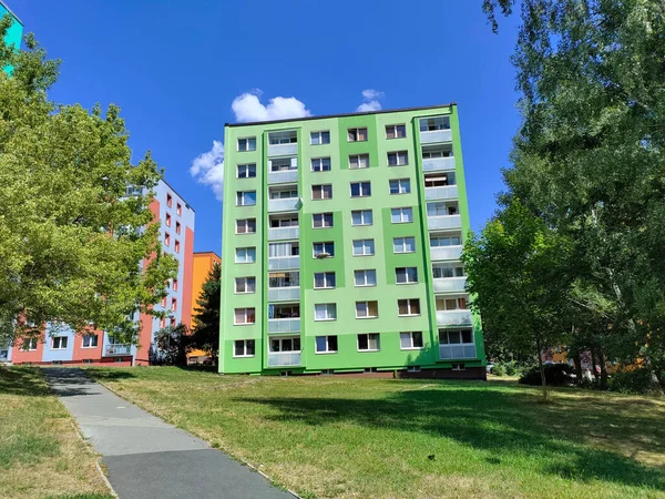 Ceska Lipa Czechy Sierpnia 2022 Odnowiony Stary Budynek Apartamentowy Zieloną — Zdjęcie stockowe