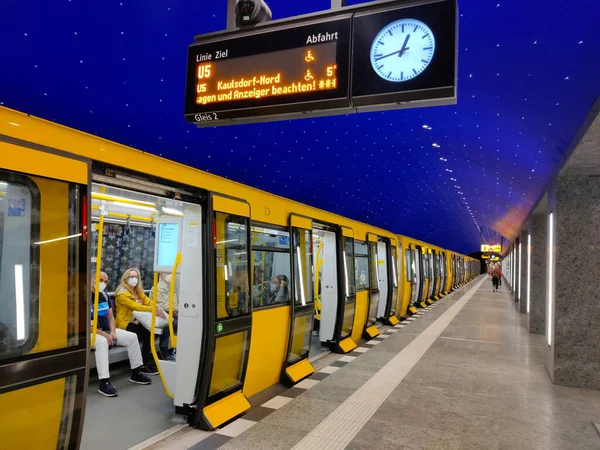 Берлін Німеччина Липня 2022 Платформа Сучасного Берлінського Метрополітену Жовтим Поїздом — стокове фото
