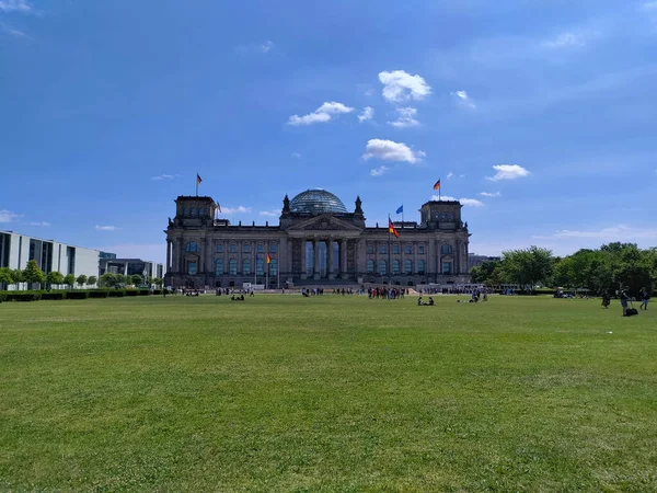 德国柏林 2022年7月4日 夏季德国联邦议院前的大面积草地 大楼本身就在后面 — 图库照片