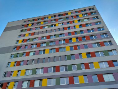 Prag, Çek Cumhuriyeti - 18 Mart 2023: Kırmızı ve sarı dikdörtgenler ve gri cepheli gökdelenler.