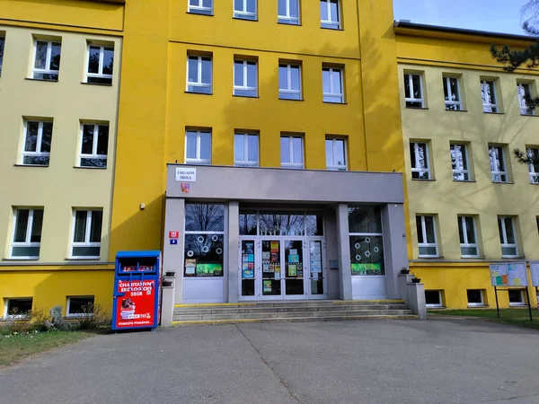 프라하 2023 프라하의 학교에 건물의 외관은 노란색이고 회색입니다 — 스톡 사진