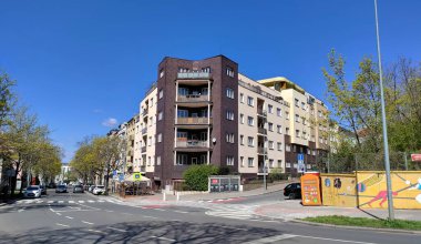 Prag, Çek Cumhuriyeti - 19 Nisan 2023: Beyaz cepheli ve koyu kahverengi köşeli eski ilginç belediye binası. Ön planda bir kavşak var..