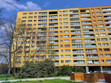 Ostrava, Çek Cumhuriyeti - 21 Nisan 2023: Sarı cepheli büyük komünist tarzı apartman blokları.