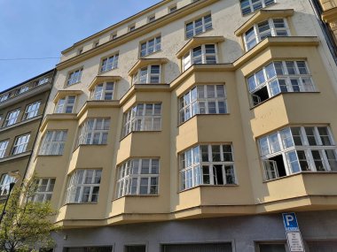 Ostrava, Çek Cumhuriyeti - 21 Nisan 2023: Sarı cepheli ve üçgen şekilli kapalı balkonlu eski belediye binası.