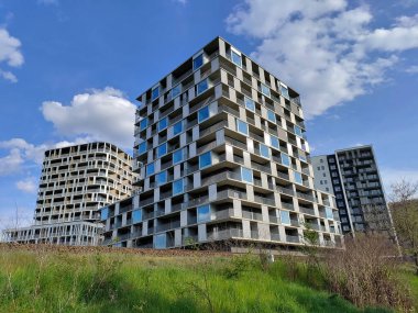 Prag, Çek Cumhuriyeti - 1 Mayıs 2023: Prag 'ın Modrany bölgesinde güneşli havalarda yeni inşa edilen yüksek binalar.