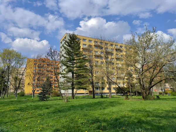 Ostrava República Checa Abril 2023 Bloque Amarillo Pisos Con Parque —  Fotos de Stock