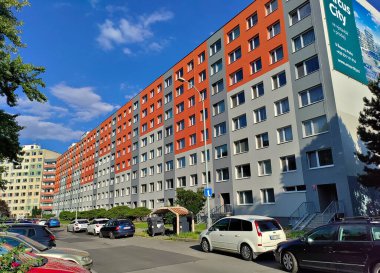 Prag, Çek Cumhuriyeti - 29 Haziran 2023: Açık mavi gökyüzü altındaki komünist döneme ait canlı kırmızı ve beyaz apartman blokları,.