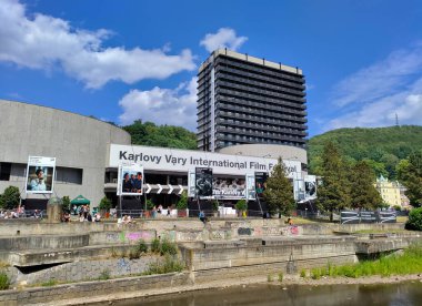 Karlovy Vary, Çek Cumhuriyeti - 3 Temmuz 2023: Iconic Termal Oteli 57. Karlovy Vary Uluslararası Film Festivali sırasında mavi gökyüzü altında nehrin karşısında yakalandı..