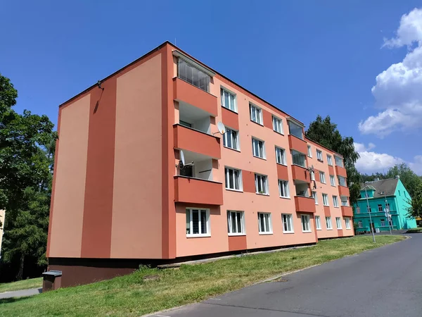 Karlovy Vary República Checa Julio 2023 Encantador Bloque Apartamentos Rosa —  Fotos de Stock