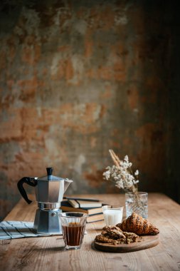 Evde çalışırken kahve ve hafif atıştırmalıklar..