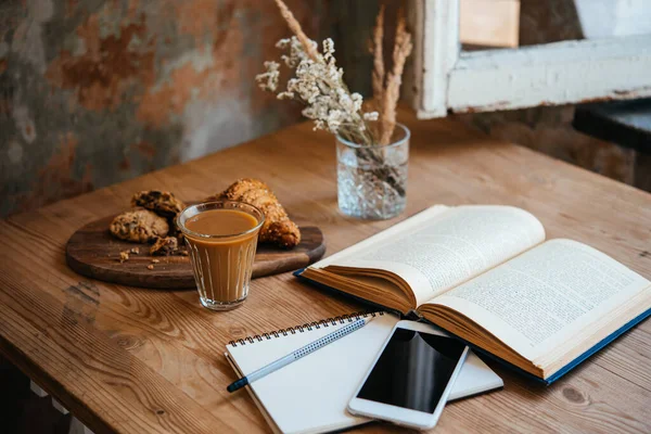 Desfrutando Leitura Confortável Café Casa — Fotografia de Stock