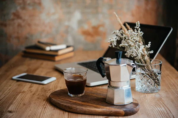Evde Çalışırken Kahve Hafif Atıştırmalıklar — Stok fotoğraf