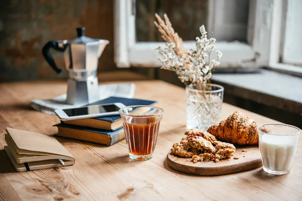 Kawa Lekkie Przekąski Serwowane Podczas Pracy Domu — Zdjęcie stockowe