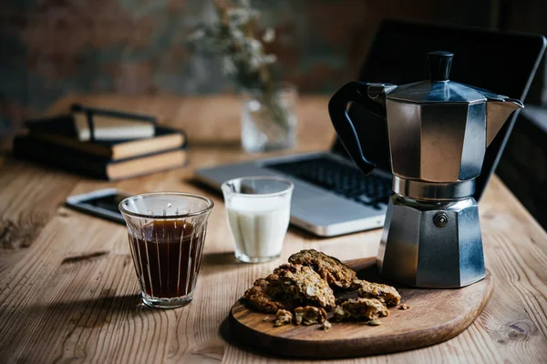 Kávét Néhány Könnyű Snack Szolgált Fel Szünet Alatt Laptop Könyvek — Stock Fotó