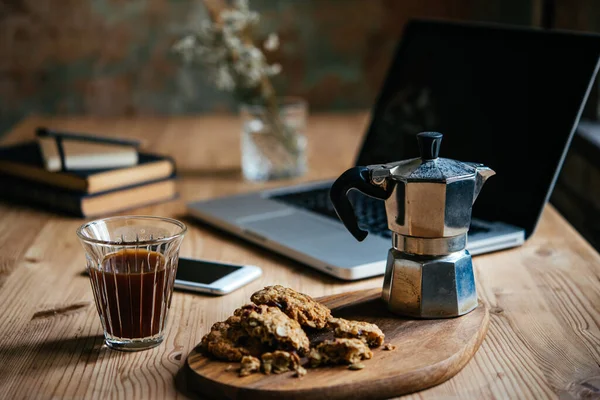Koffie Wat Lichte Snacks Geserveerd Tijdens Een Pauze Met Laptop — Stockfoto