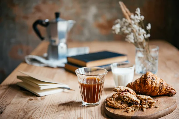 Káva Nějaké Lehké Občerstvení Těší Při Práci Domova — Stock fotografie