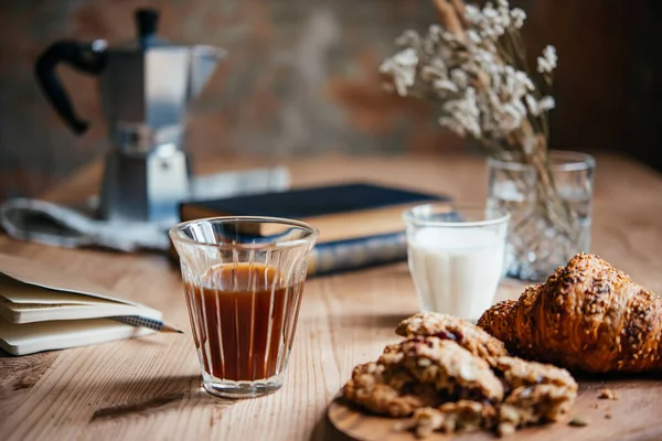 Kaffee Und Leichte Snacks Während Der Arbeit Von Hause Aus — Stockfoto