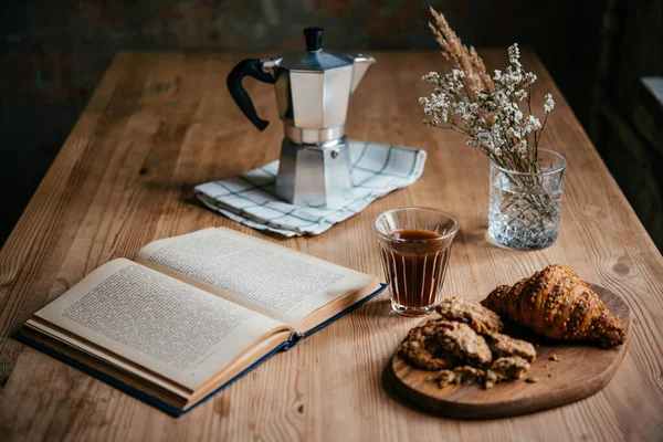 Απολαμβάνοντας Άνετη Ανάγνωση Και Καφέ Στο Σπίτι — Φωτογραφία Αρχείου
