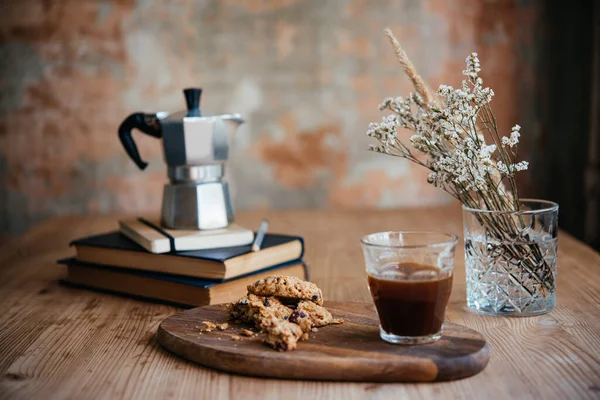 Kawa Lekkie Przekąski Serwowane Podczas Pracy Domu — Zdjęcie stockowe