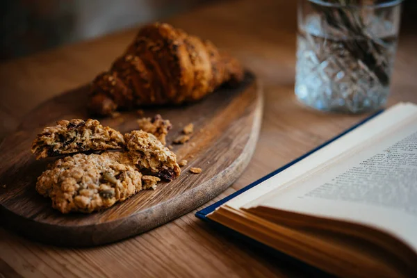 stock image Enjoying comfortable reading and coffee at home.