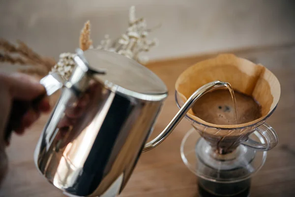 Proces Przygotowywania Kawy Przelewanej Domu — Zdjęcie stockowe