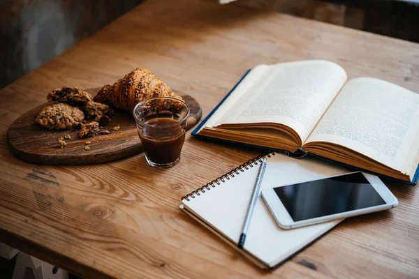 Disfrutando Una Lectura Cómoda Café Casa — Foto de Stock