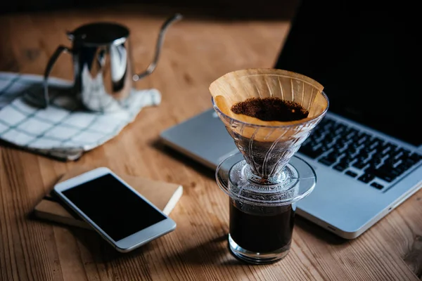 Folyamat Hogy Öntsük Kávét Otthon — Stock Fotó