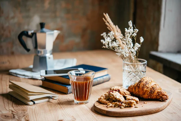 Kávé Néhány Könnyű Snack Élvezte Míg Otthon Dolgozott — Stock Fotó