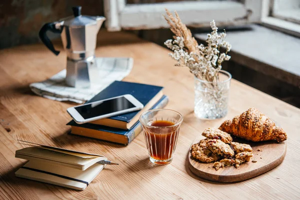 Kaffee Und Leichte Snacks Während Der Arbeit Von Hause Aus — Stockfoto