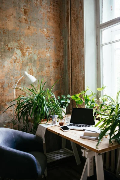 Yeşil Bitkilerle Dolu Bir Ofisten Çalışmanın Keyfini Çıkarıyorum — Stok fotoğraf