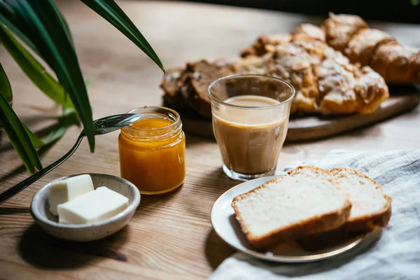 Snídaně Croissanty Kávou Podávané Krásného Stolu Plného Rostlin Užívání Času Stock Obrázky