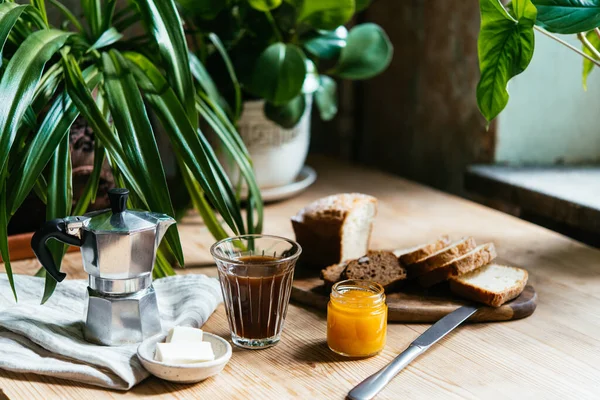 Snídaně Croissanty Kávou Podávané Krásného Stolu Plného Rostlin Užívání Času — Stock fotografie