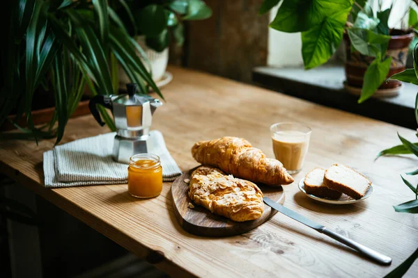 Frukost Med Croissanter Och Kaffe Serveras Vid Ett Vackert Bord — Stockfoto