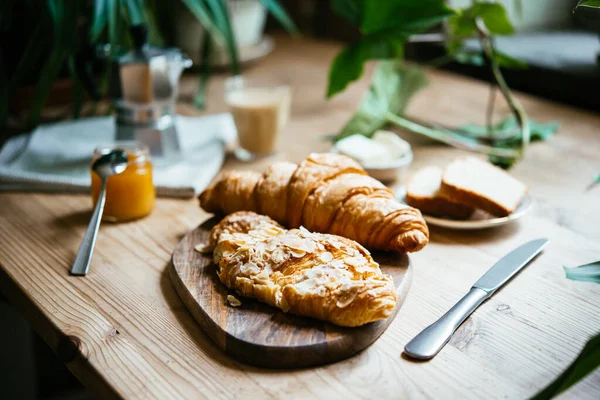 Desayuno Con Croissants Café Servido Una Hermosa Mesa Llena Plantas — Foto de Stock