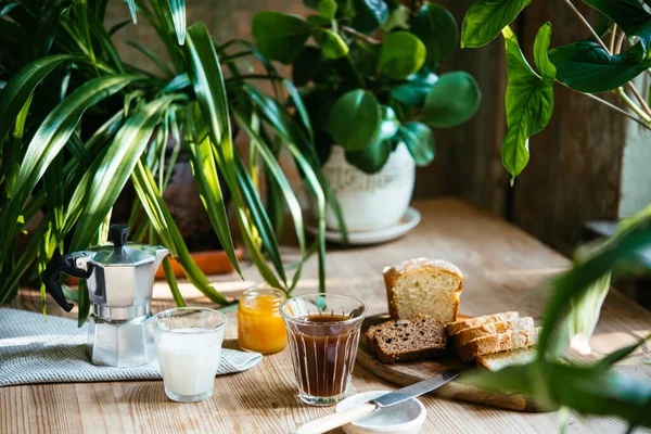 Snídaně Croissanty Kávou Podávané Krásného Stolu Plného Rostlin Užívání Času Royalty Free Stock Fotografie