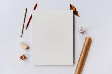 Tasarım, resim baskısı veya sunum için temiz boş kağıt modelleme şablonu