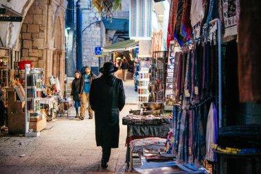 JERUSALEM, ISRAEL - 13 HAZİRAN, 2020: Kudüs, İsrail 'deki Eski Şehir Pazarı manzarası.