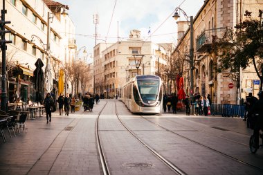 JERUSALEM, ISRAEL - 13 HAZİRAN, 2020: Kudüs, İsrail sokaklarındaki hafif tren tramvayı görüntüsü.