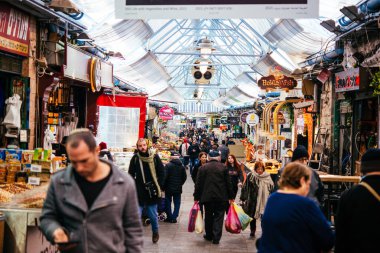 JERUSALEM, ISRAEL - 14 HAZİRAN, 2020: İnsanlar Kudüs, İsrail 'deki Mahane Yehuda pazarından alışveriş yapıyorlar.