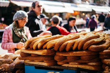 JERUSALEM, ISRAEL - 14 HAZİRAN, 2020: Kudüs, İsrail 'deki Mahane Yehuda pazarında ekmek satılıyor.