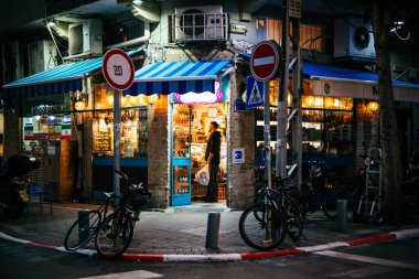 TEL AVIV, ISRAEL - 15 HAZİRAN, 2020: Tel Aviv 'in kalça bölgelerinden birinde bir sokak pazarı.