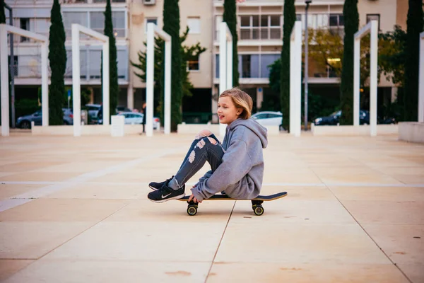 Tel Aviv Israel January 2020 Unge Mennesker Trener Skateboard Det royaltyfrie gratis stockbilder