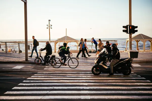 Tel Aviv Israel January 2020 People Cross Road Coastline Mediterranean 图库图片