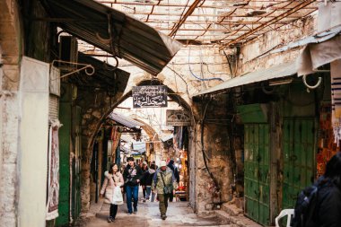JERUSALEM, ISRAEL - 13 HAZİRAN, 2020: Kudüs, İsrail 'deki Eski Şehir Pazarı manzarası.