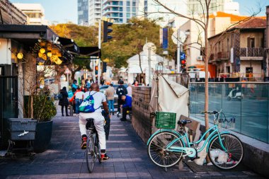 TEL AVIV, ISRAEL - 15 HAZİRAN, 2020: İnsanlar İsrail 'in Tel Aviv kentindeki sokakların hareketli atmosferinin tadını çıkarıyor.